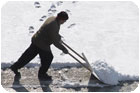 Wir �bernehmen l�stige Winterdienste f�r Sie – vom Schneer�umen �ber das Salzen bis hin zur Versorgung mit Streumitteln und Streugutbeh�ltern erfolgt der Komplettservice aus einer Hand. R�umen und Streuen von Einfahrten, Gehwegen und Treppen im Au�enbereich.